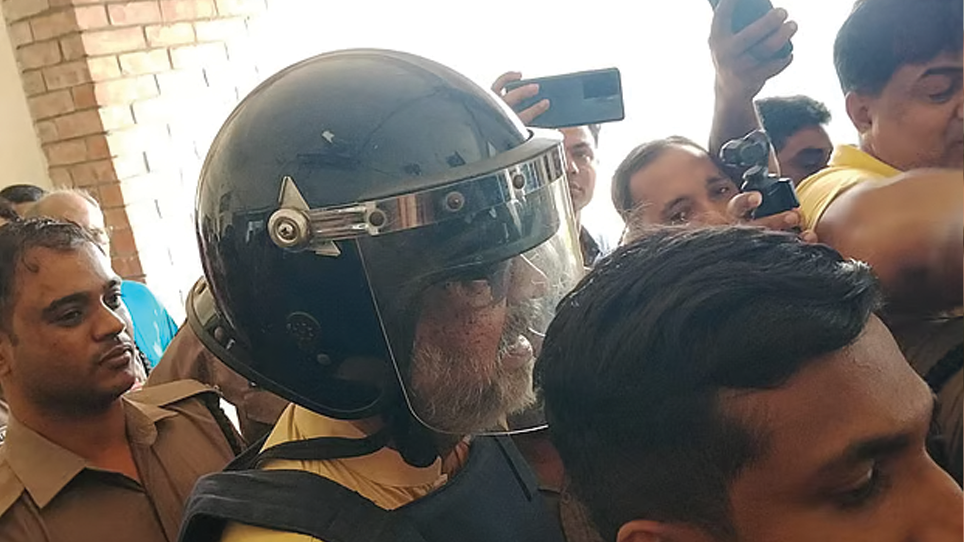 বিমানবন্দরে হুমকি ও বিশৃঙ্খলার অভিযোগে আখতারুজ্জামানের এক দিনের রিমান্ড